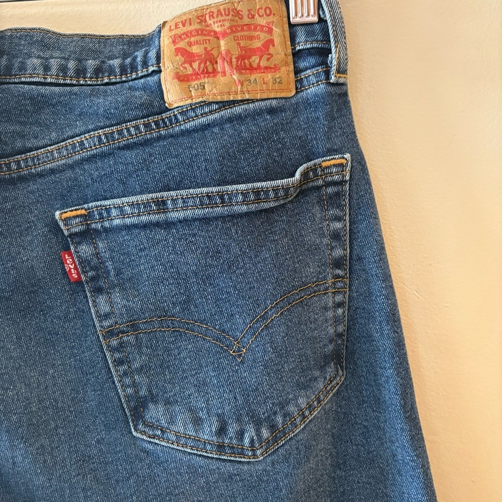 Levi's 505, Straight leg Blue Jeans Men’s Size 34x32 fit a little smaller. - Picture 5 of 15